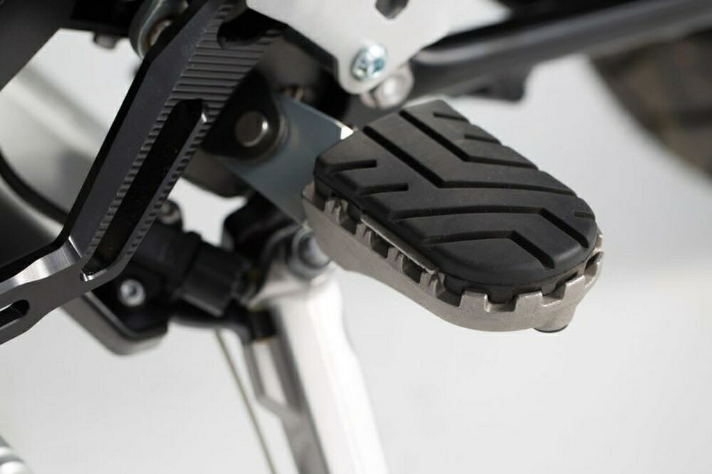 SW-MOTECH SCRAMBLER1200 TIGER 900 GT/RALLY TIGER 800XC TIGER 800XR ION フットレストキット FRS1101110103/S