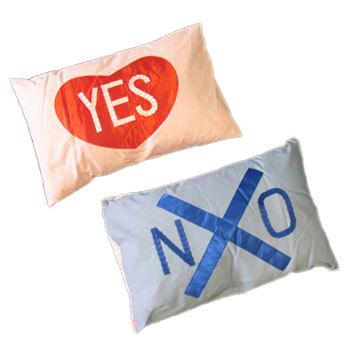 [2点セット] ラブピロー(LOVEピロー) Yes No まくら 【 パーティー用品 新婚さん おもしろグッズ yesno どっきり イエスノー枕 結婚式二次会 パーティーグッズ 盛り上げグッズ ドッキリグッズ 演出 宴会グッズ 景品 イベント用品 ジョークグッズ 賞品 】