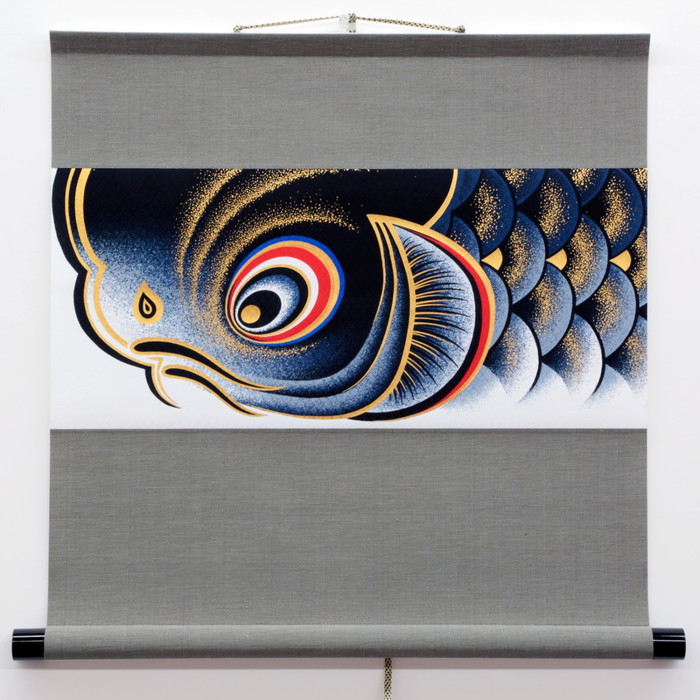 【直送品】掛け軸 金彩昇鯉 小 黒/赤/紫/緑 幅52.5cm×丈55cm こい屋 Koinobori【ヘルシ価格】インテリア 和室 壁かけ 鯉のぼり こいのぼり 端午の節句|ロミオニ防災グッズ保存水や食の店