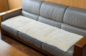 【直送品・大有りがたさ通貨価値 】ムートンクッション ロング大きさ 約45×145珊 1枚 ベージュorさくら色