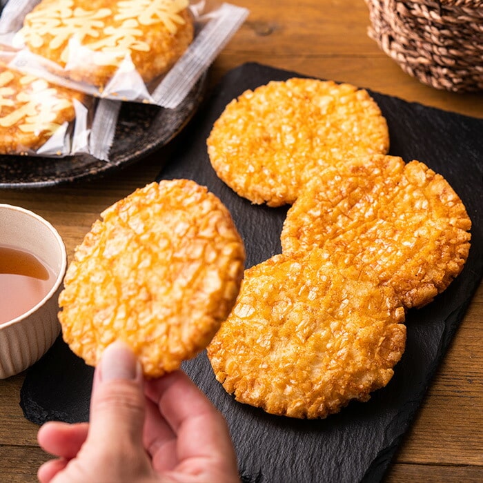 お中元 ギフト 15枚 あす楽 お菓子 お返し せんべい メッセージカード無料 内祝い 写真入り 出産祝い 名入れ 快気内祝い 快気祝い 揚げせんべい 煎餅 結婚祝い 銀座花のれん 銀座餅醤油 定番 銀座花のれん