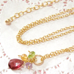 ガーネット ネックレス モザンビークガーネットの花色ネックレス（ペンダント）１月 誕生石 アクセサリー アクセ レディース ペンダントヘッド ネックレストップ プレゼント ギフト 彼女 女性 喜ばれる 人気 通販
