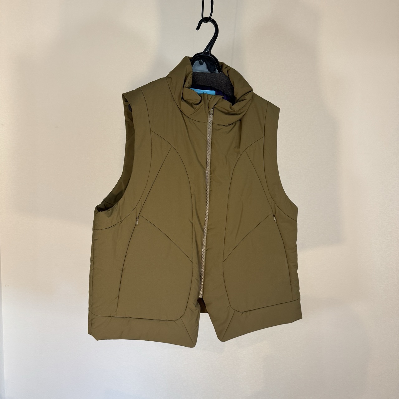 【買取商品:H8:未使用品】MUZE TURQUOISE LABEL -【PADDED CURVE VEST(KHAKI)】ミューズ パデット カーブ ベスト カーキ|パソコンショップNextInnovation