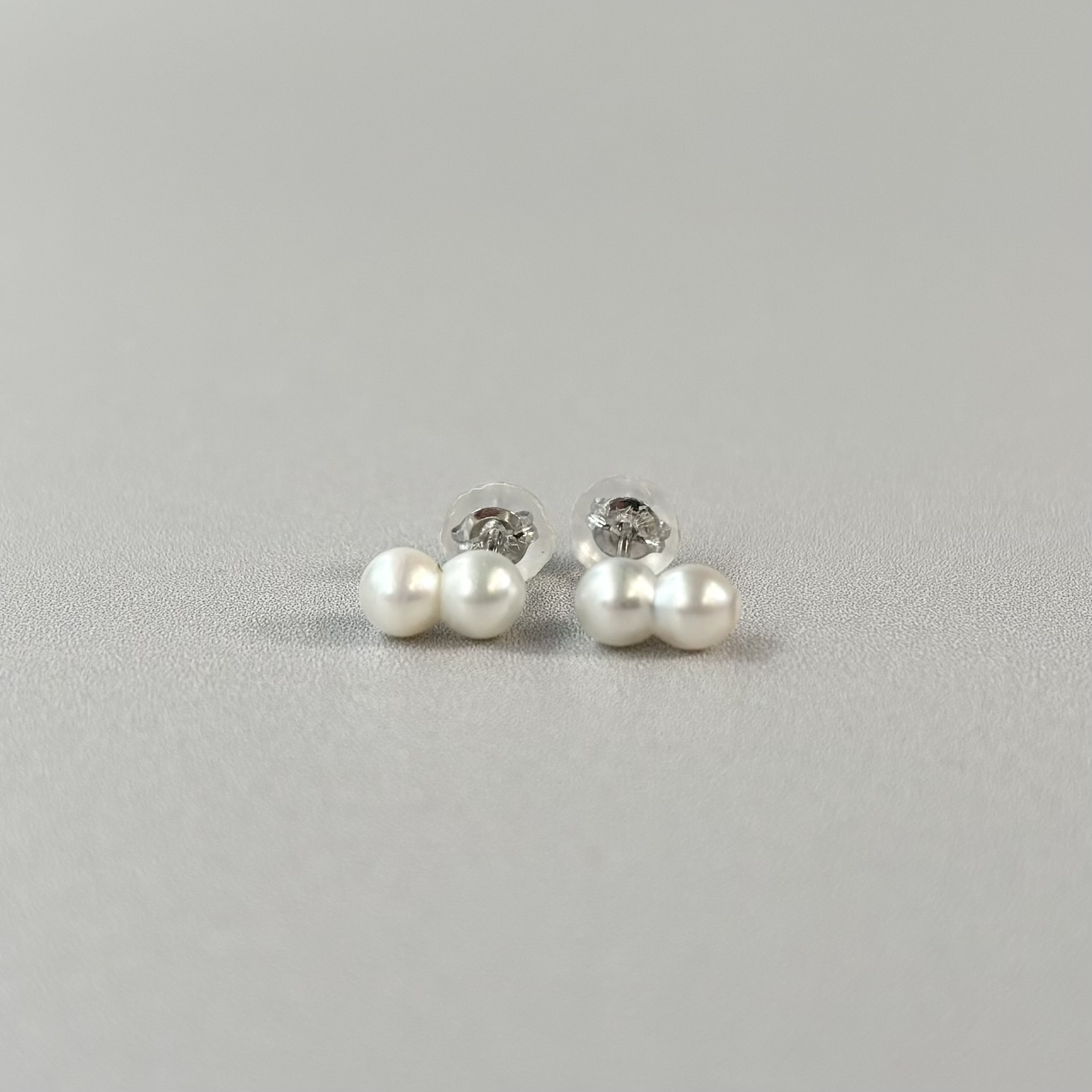 アコヤ真珠 ツインパールピアス 4-5mm ホワイト～ナチュラルグレー K14WG 本真珠 双子希少 カジュアル オフィス フォーマル プレゼント 14金 送料無料｜パール・パール・コウベ