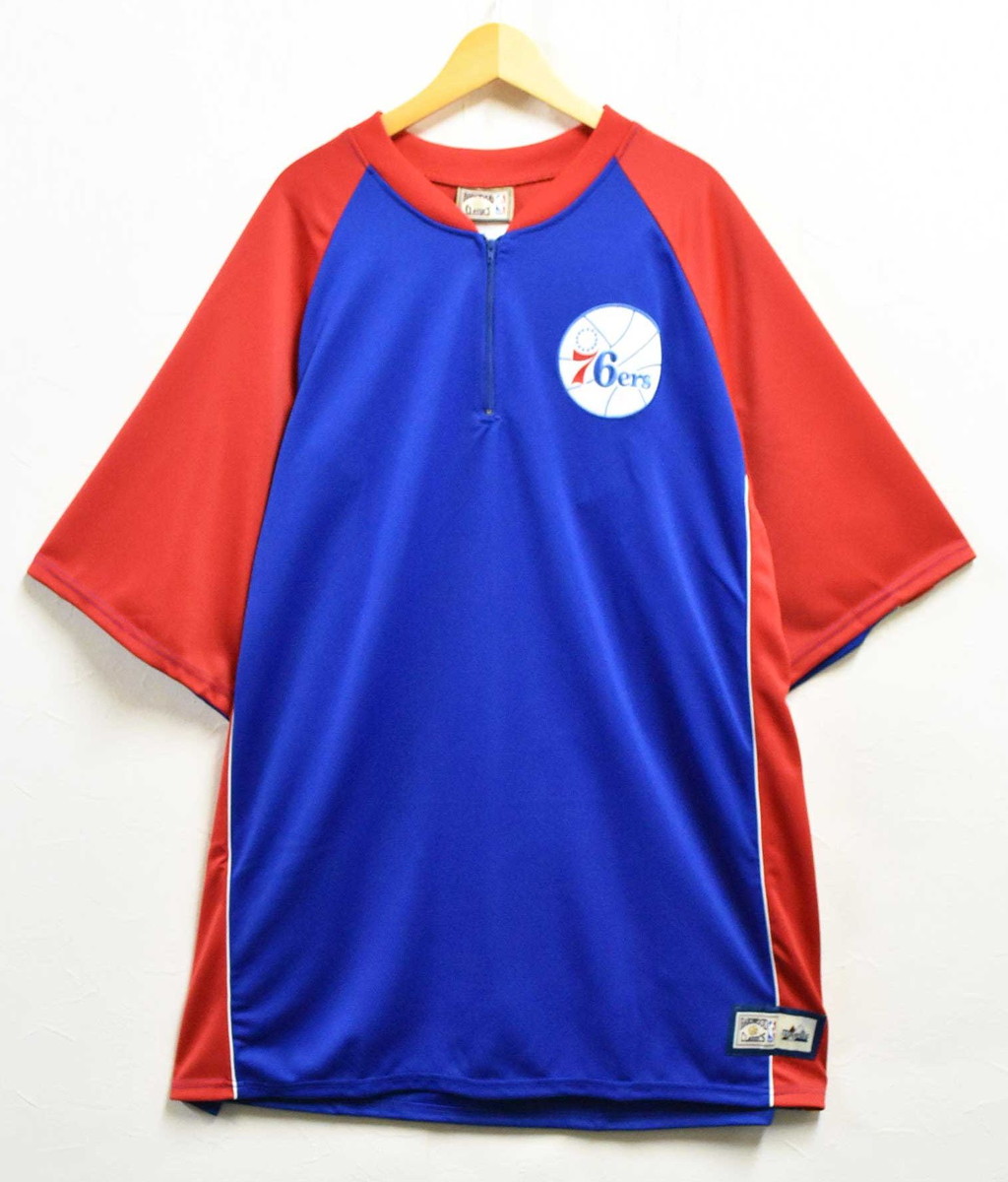 【ビッグサイズ】Majestic マジェスティック HARDWOOD CLASSICS NBA Philadelphia 76ers Sixers フィラデルフィア・セブンティシクサーズ 半袖 ハーフジップ ウォームアップシャツ ゲームシャツ ジャージ ブルー×レッド メンズ4XL相当【中古】▼