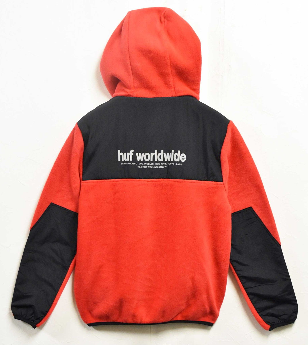 【アウトレット】【未使用品】【展示試着品】HUF ハフ BOULEVARD ANORAK 長袖 ハーフスナップ プルオーバー フード付きフリースジャケット パーカ レッド&times;ブラック メンズS【新品】▼｜古着雑貨ペンギントリッパー