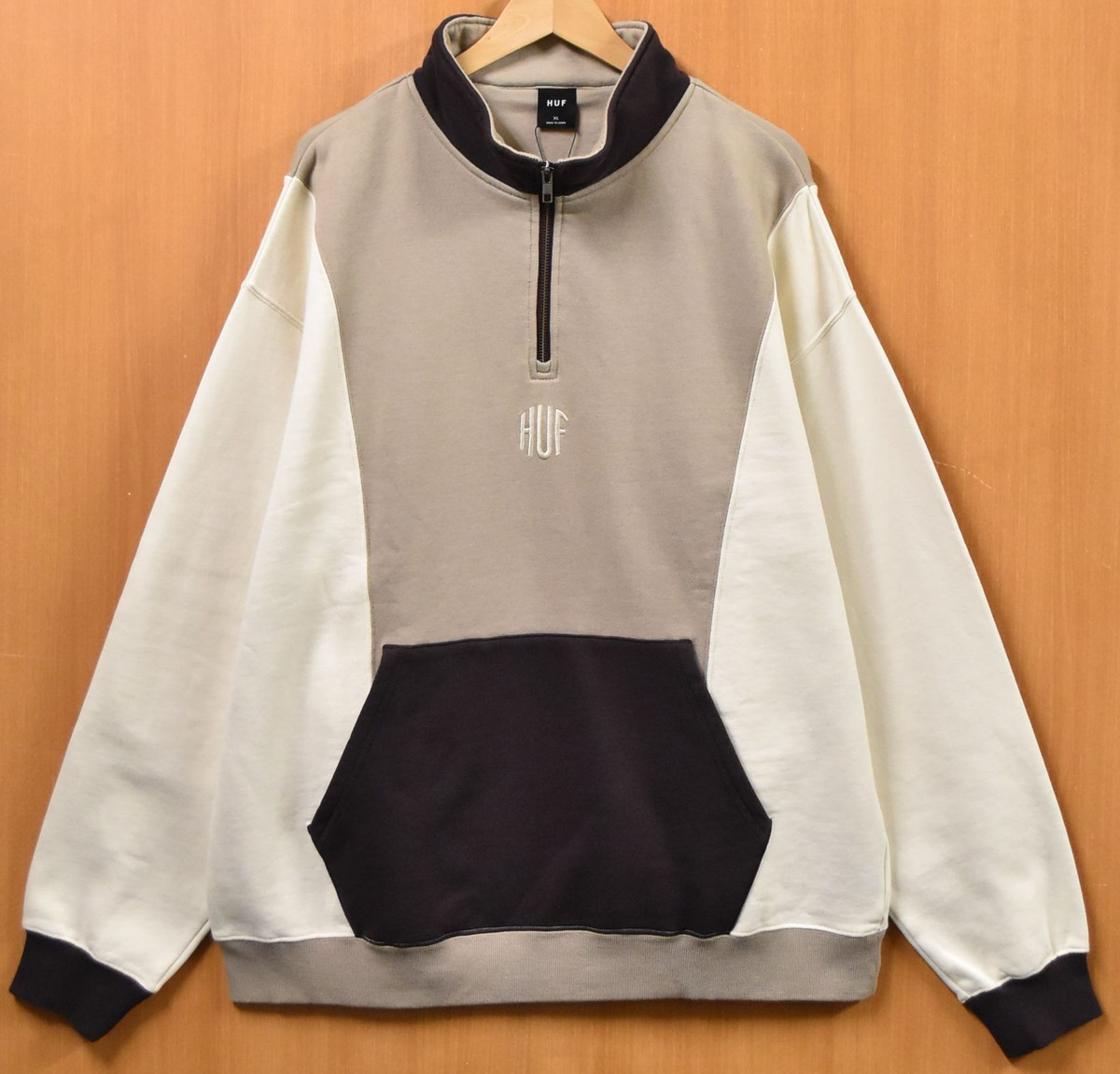 【逃げ口】【未当て嵌める品】【見せびらかす試着品】【ビッグ大きさ】HUF ハフ 長袖 ハーフジップスウェット ロゴタイプ刺しゅう グレージュ×象牙色×うす暗い赤銅色 マルチ色つや メンズXL【新品】▼
