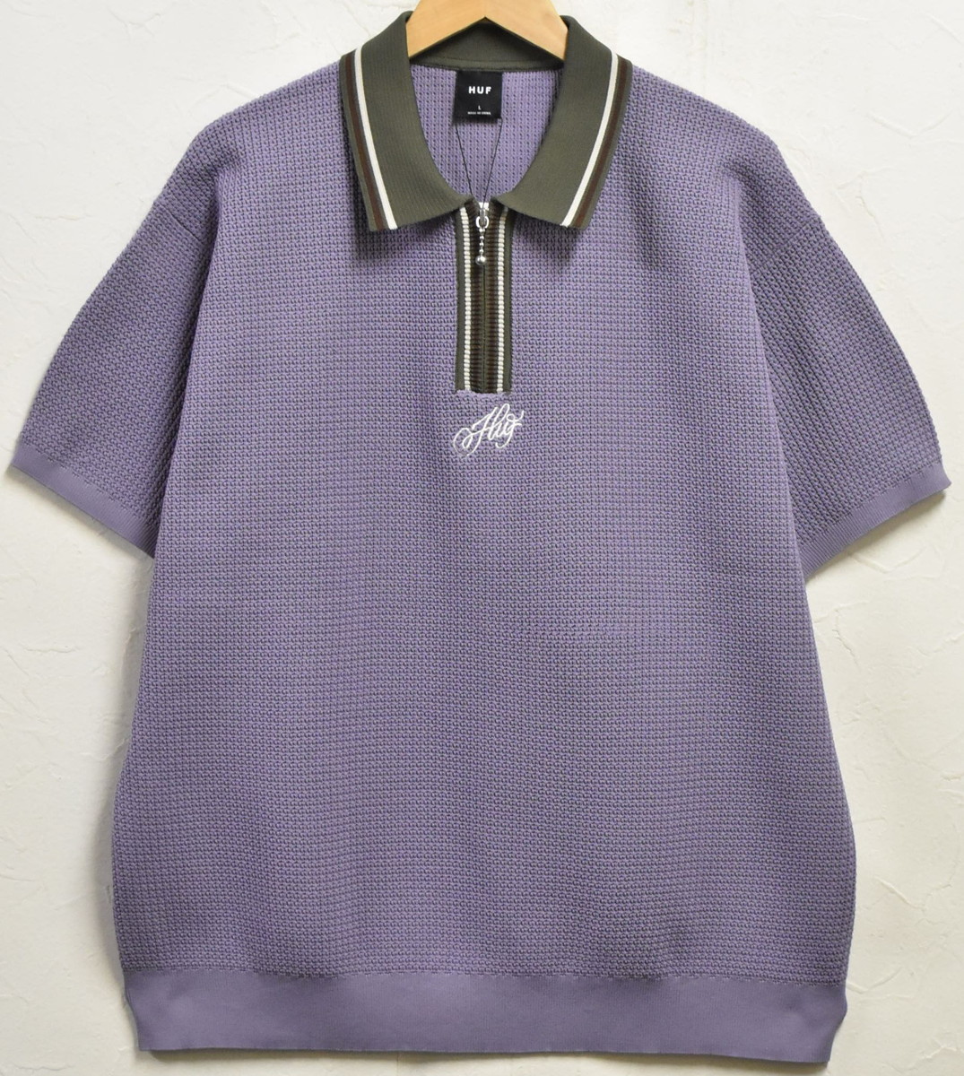 【アウトレット】【未使用品】【展示試着品】HUF ハフ 半袖ポロシャツ ニット ハーフジップ ライトパープル×グリーンカーキ ロゴ刺繍 メンズL【新品】▼