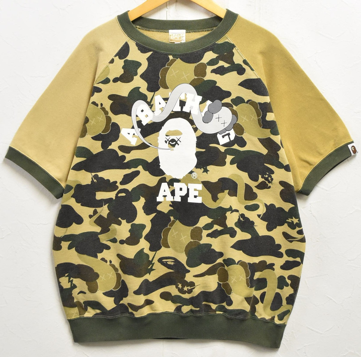 【コラボ】日本製 BAPE×KAWS べイプ×カウズ A BATHING APE ア ベイシング エイプ 裏原 半袖スウェット ベージュ系 カモフラージュ柄 メンズM【中古】■