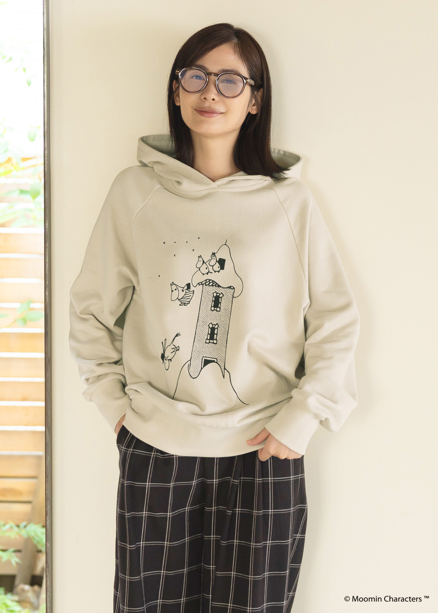 【ピープルツリー 公式】【フェアトレード】ムーミン オーガニック コットン ユニセックス 裏毛 フーディー・雪にダイブするムーミンファミリー【People Tree】MOOMIN コットン 100％ 綿 レディース パーカー スウェット メンズ ベージュ｜People Tree