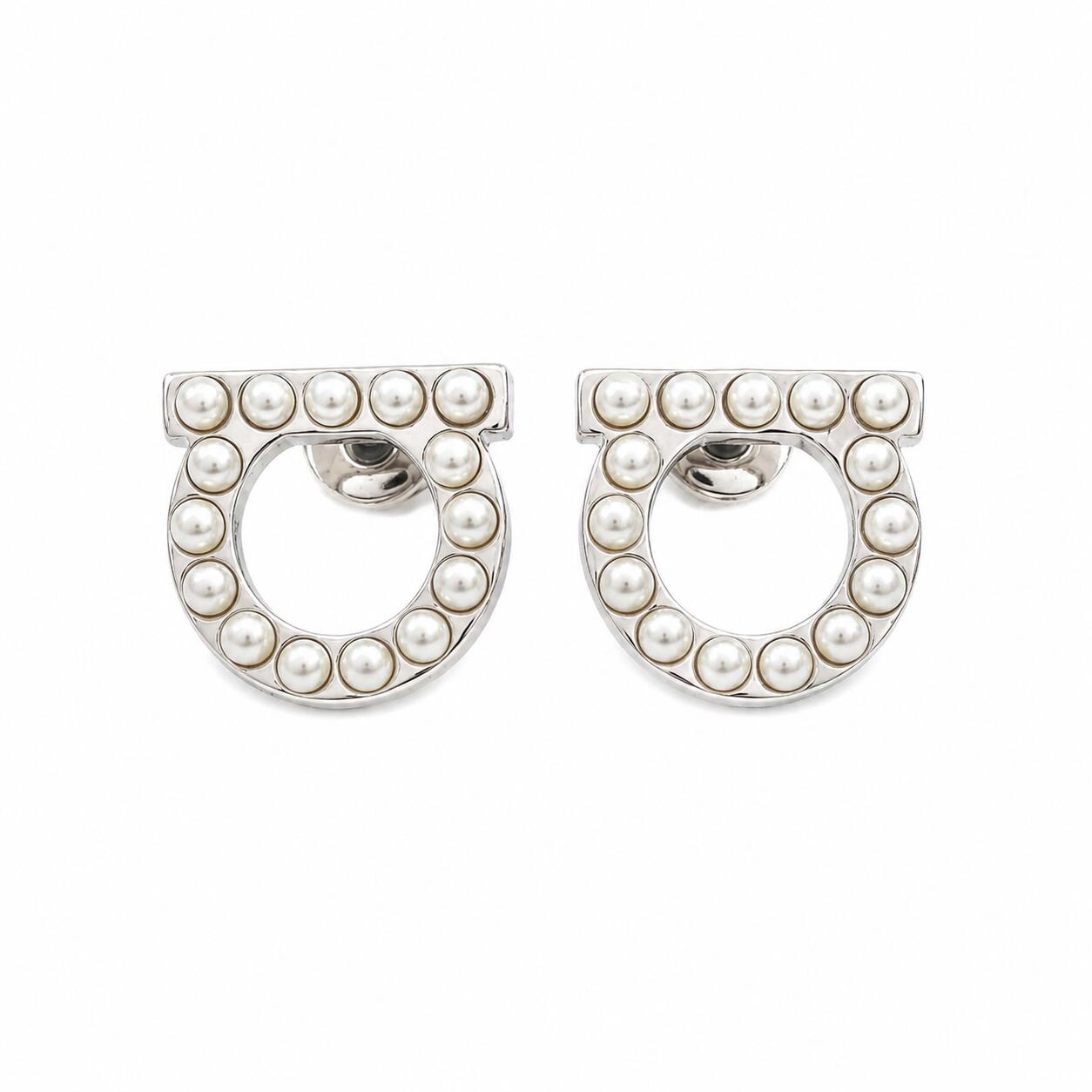 【ギフト対応可】フェラガモ FERRAGAMO ピアス Gancini Stud Pearls Earrings ガンチーニ パール シルバー レディース ファッション アクセサリー ジュエリー 人気 ブランド おしゃれ 誕生日 記念 プレゼント ギフト 送料無料｜perte