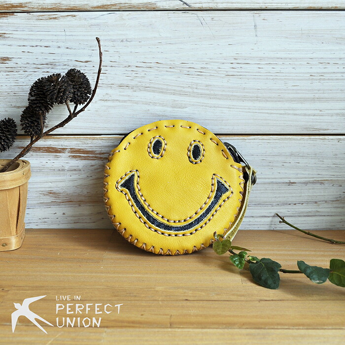 楽天市場 メール便送料無料 ハンドメイド スマイルがキュートな革のポーチ かわいい 小物入れ コスメポーチ メイクポーチ ギフトおすすめ デイリー使いに 手作り プチプラ 大人かわいい 自然素材 ナチュラル Smile 男女兼用 ｐｅｒｆｅｃｔ ｕｎｉｏｎ