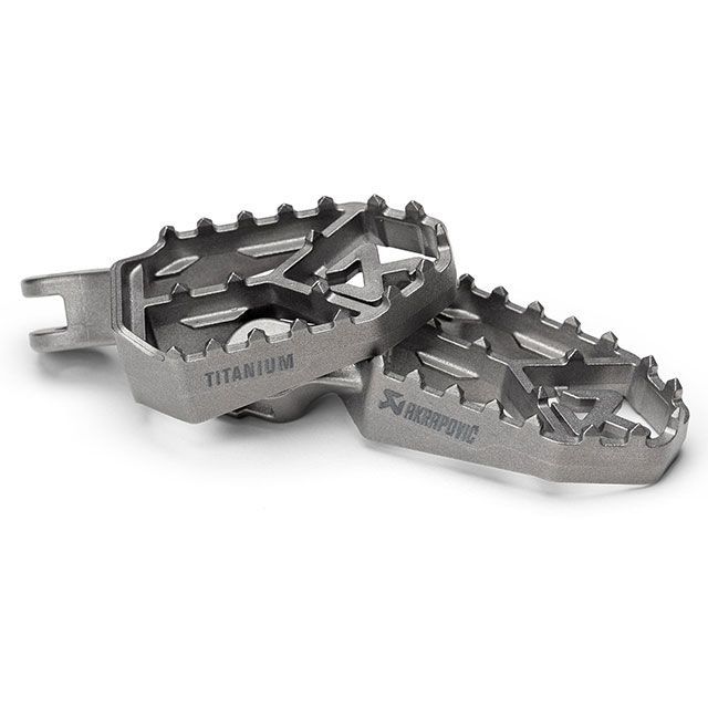 アクラポビッチ アドベンチャーフットペグセット チタン F-D12T1｜モトメガネ 店