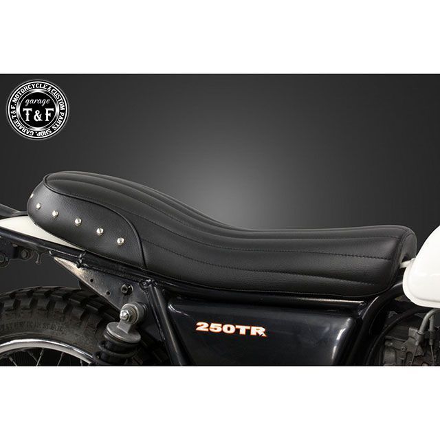 ガレージT&F 250TR スタッド付きダブルシート（ブラック/バーチカル） 250TR ・8042124｜モトメガネ 店