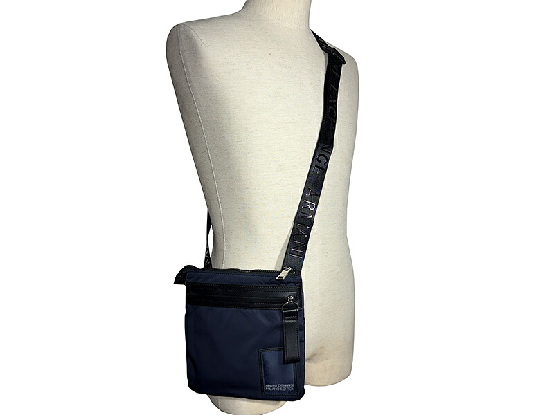 アルマーニ エクスチェンジ クロスボディーバッグ ARMANI EXCHANGE 952643 4R837 10739 MESSENGER BAG ロゴパッチ付き ネイビー系 ナイロン マチ無し スモール メッセンジャーバッグ クロスボディーバッグ 斜め掛けショルダーバッグ