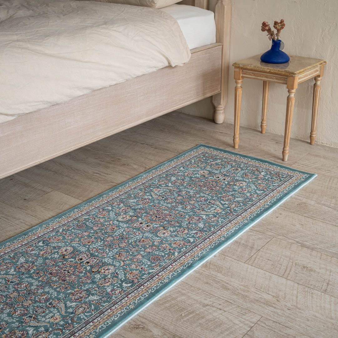 【本場イラン産】60&times;180cm 織り目の細かさ144万ノット！ ペルシャ絨毯（機械織）ダリヤ柄 クラウディブルー色（送料無料 おしゃれ 絨毯 ペルシャ絨毯風 ラグ 洗える ホットカーペット対応 細長い ランナー)｜イラン産絨毯 ペルシャダイレクト
