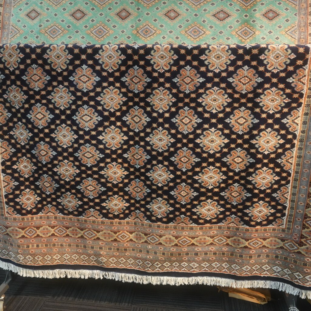 【パキスタン絨毯 手織り】 SilkTouch 直輸入 203x198cm 毛100% JA9467