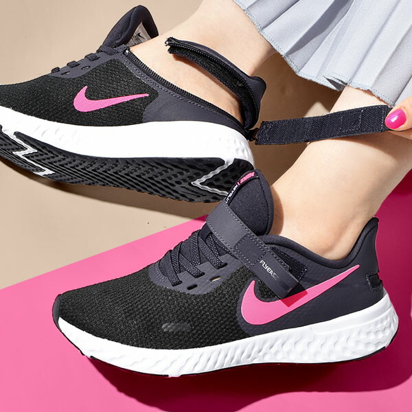 楽天市場 送料無料 ナイキ ランニングシューズ レディース Nike レボリューション 5 フライイース ランニング ジョギング マラソン ゴム紐 運動靴 スニーカー シューズ トレーニング Revolution Bq3212 21秋新作 Ray Green