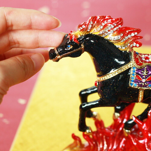 火馬 炎をあしらった躍動感のある黒馬の置物 ウマ 午年 干支 クリスタル付き 風水 開運 金運 縁起物 ギフト 誕生日プレゼント クリスマス 可愛い 置物 キッズ 子供 ジュエリー収納 アクセサリー アクセサリーケース Picals ピカルス Marcsdesign Com 火馬 炎をあしらった躍動感のある黒馬の置物 ウマ 午年 干支 クリスタル付き 風水 開運 金運 縁起物 ギフト 誕生日プレゼント クリスマス 可愛い 置物 キッズ 子供 ジュエリー収納 アクセサリー アクセサリーケース Picals ピカルス Marcsdesign Com