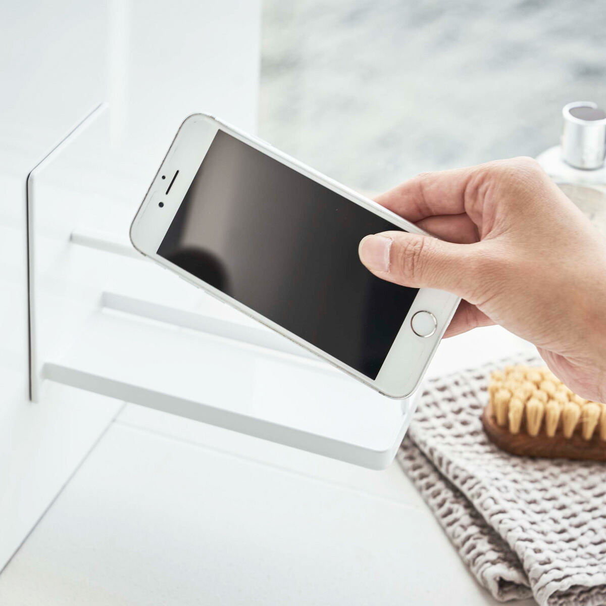 経典ブランド 山崎実業 マグネットバスルームスマートフォンスタンド タワー 磁石 収納 スマートフォンホルダー スマートフォン スタンド スマホスタンド おしゃれ シンプル モノトーン ブラック ホワイト Yamazaki Cmdb Md