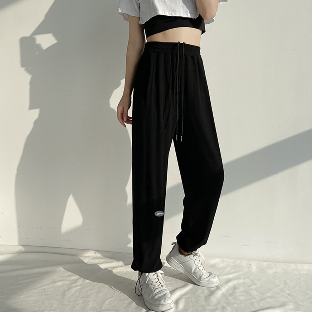 新入荷 流行 スウェットパンツ レディース 春夏秋 ロング丈 絞れる裾 プリーツ ウエストゴムと紐 ポリエステル 小さい英字 黒 Cmdb Md