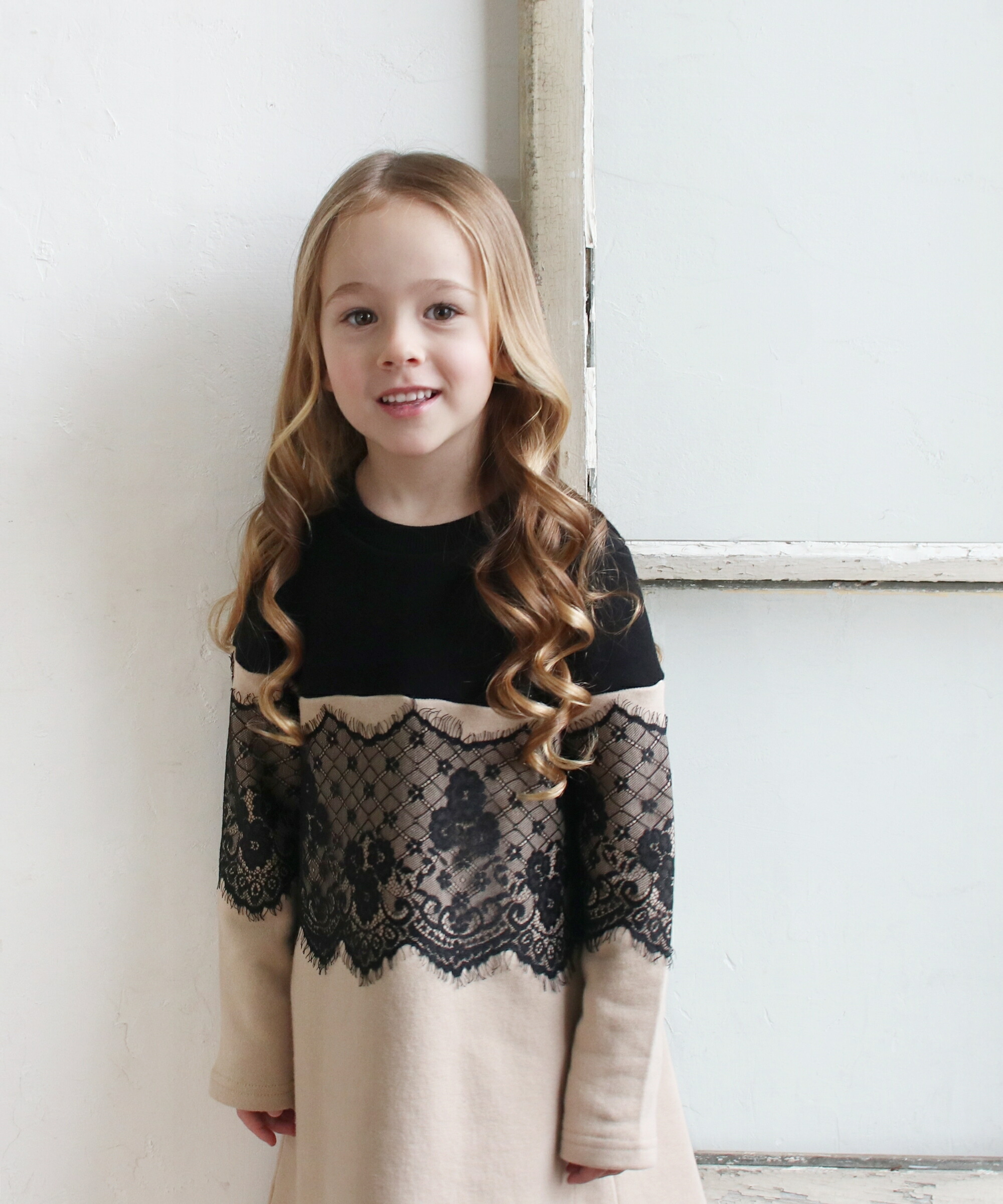 子供服rora コニー スウェット ワンピース 子供服 スウェットワンピース スウェット ワンピース 長袖 秋冬 女の子 お出かけ カジュアル ベージュ 黒 レース キッズ 服 子供 着やすい クルーネック 綿100 100 110 1 130 140 Napierprison Com