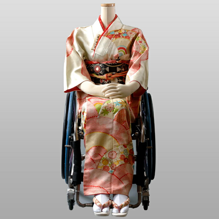 車いすの卒式・成年者式用御召しもの 車いす遣い手向け振袖賃借 車椅子 くるまいす 振袖 脊髄疵付ける、頚骨疵付ける 媒体で主題 成年者式  卒式 はいり込む式