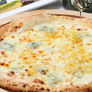 楽天市場 冷凍ピザ ゴルゴンゾーラと蜂蜜のピッツァ 直径20cm 1枚信州の薪と石窯で焼きあげる香り豊かな本格ナポリピザ ピザ ナポリピザ ピッツァ Pizza 薪窯ナポリピザフォンターナ