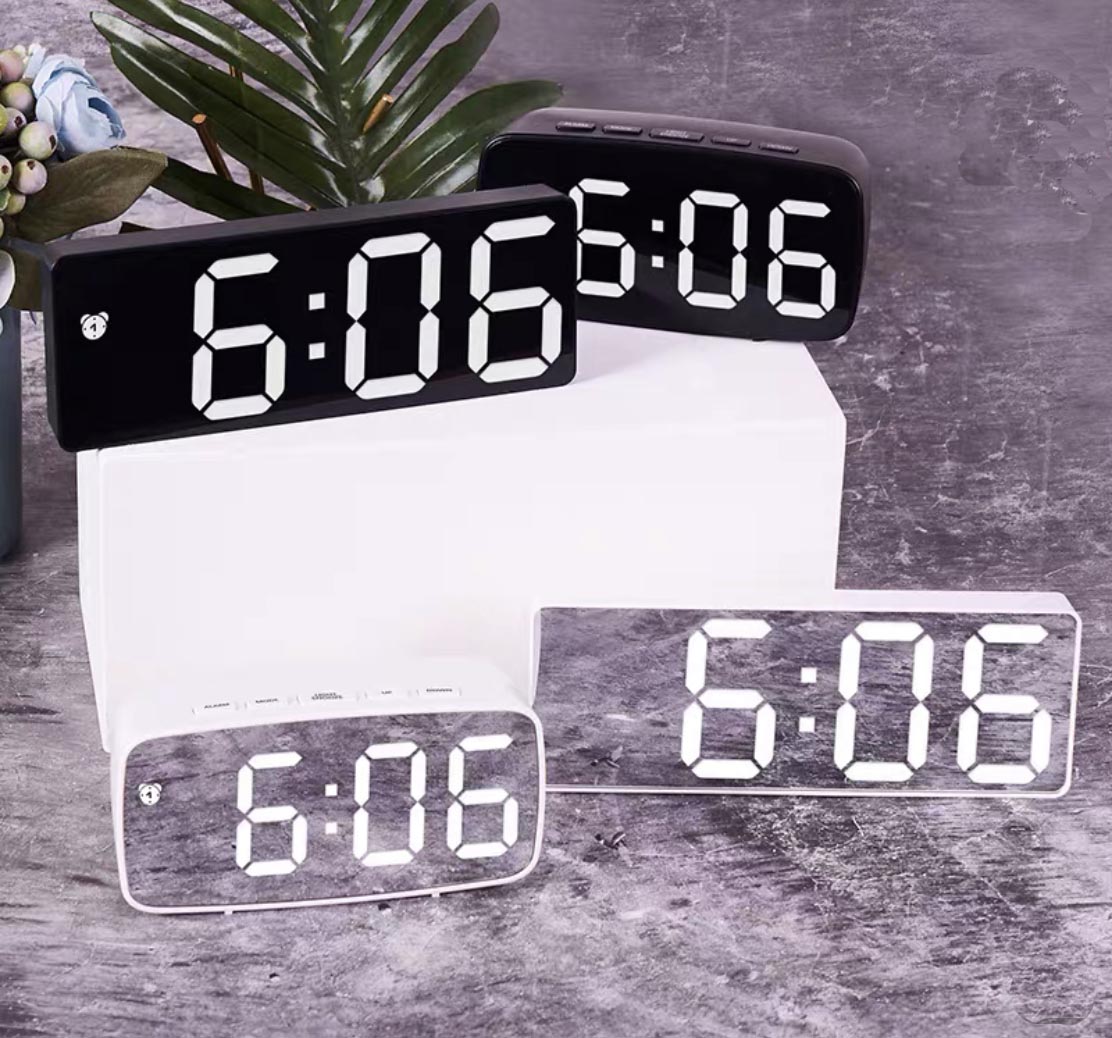 楽天市場 デジタル置き時計 時計 デジタル 置時計 おしゃれ シンプル 光る デジタル時計 光る時計 サイコロ時計 おき時計 卓上時計 木目 置き時計 見やすい 電池時計 Usb電源 気温 室温 インテリア時計 可愛い かわいい ベージュ ホワイト 白 韓国雑貨 ギフト 誕生日