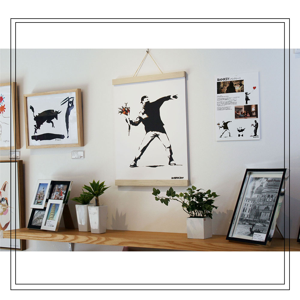 タペストリ Banksy Molotov バンクシー 400 530mm 絵画 絵 壁掛け 壁飾り アートポスター 白黒 モノクロ モノトーン インテリア おしゃれ 吊るす フレーム 額 ポスターハンガー マグネット モダン アート 色彩 スタ Highsoftsistemas Com Br