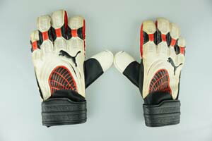 puma futsal gloves