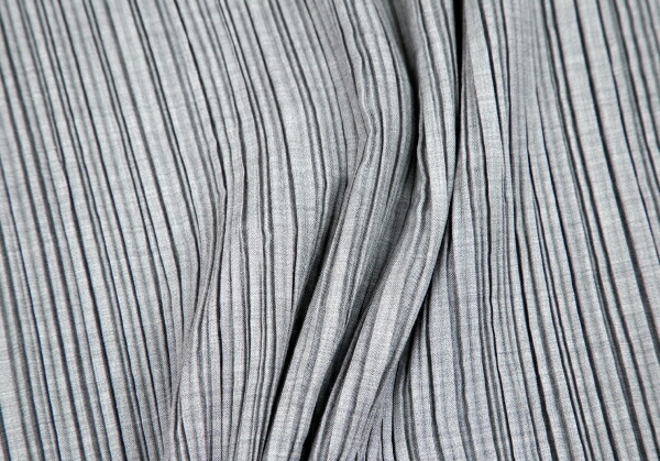 イッセイミヤケISSEY MIYAKE プリーツカッティングデザイン 