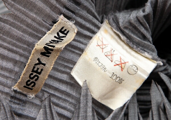 イッセイミヤケISSEY MIYAKE プリーツカッティングデザイン 
