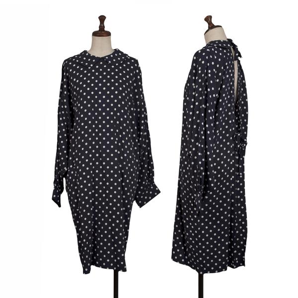 【中古】 コムコム コムデギャルソンCOMME des GARCONS レーヨンドット後ろ開きラウンドカラーワンピース 紺白S【レディース】｜PLAYFUL