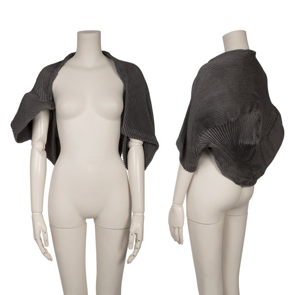 【中古】 イッセイミヤケISSEY MIYAKE 3Dスチームストレッチプリーツボレロ 薄墨色M位【レディース】