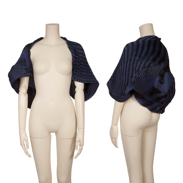【中古】 イッセイミヤケISSEY MIYAKE 3Dスチームストレッチプリーツストライプボレロ 青黒M位【レディース】