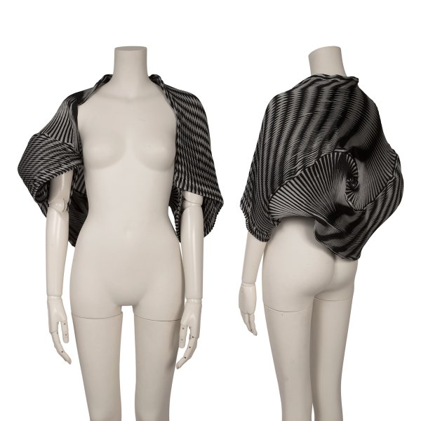 【中古】 イッセイミヤケISSEY MIYAKE 3Dスチームストレッチプリーツストライプボレロ 黒しろがね色M位【レディース】