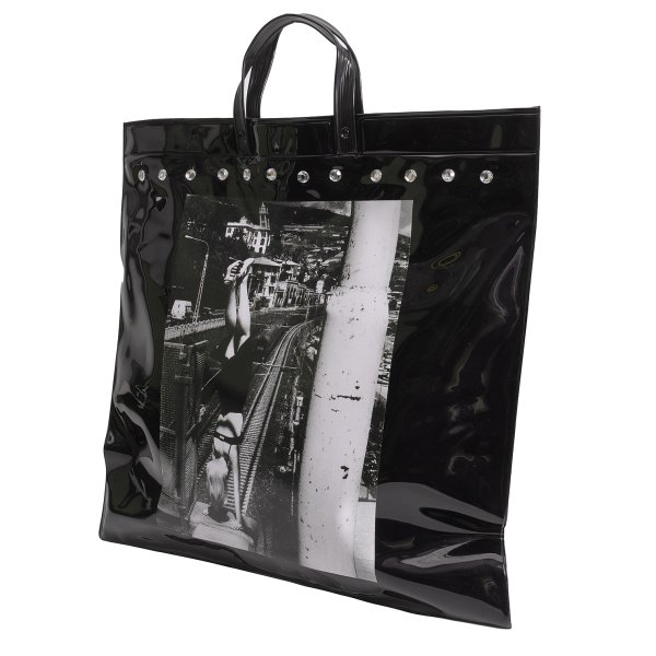 【中古】 コムデギャルソンCOMME des GARCONS&times;HELMUT NEWTONフォトプリントビジュー装飾PVCトートバッグ 黒【レディース】｜PLAYFUL