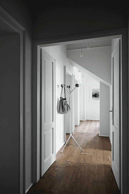 \u003cBR\u003eMAGIS Officina coat stand Silver\u003cBR\u003eオフィチーナ 厚地の外套照明ランプ（しろがね色）\u003cBR\u003eOfficina特徴あるの鍛えるした練鉄（ロートアイアン）の枠組み\u003cBR\u003eポリエステル黒色火薬ペンキ塗りの黒いこと\u003cBR\u003e糸巻きのような目立った特徴的なつら構えの引っかかり\u003cBR\u003eデザイナーズ調度品\u003cBR\u003e貨物輸送無料 入り口・入口