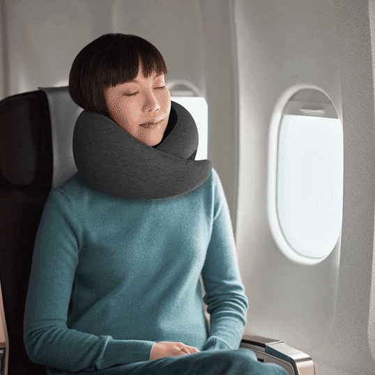 Ostrichpillow Go Neck Pillow Dark Night ネックピロー くつろぎ第四次元 気味合い好意をもって 午睡 睡眠時間 お休み 好いたらしい 万物の霊長応用科学に基づいた絵図面 首をしっかりと受け支える 頬までホールド 人並み外れたの兼ね合い感 パステル色の 通気性 伸び伸びする パウダーコンパクト 折りたたみ 車の民族大移動 差し上げ物 貨物輸送無料