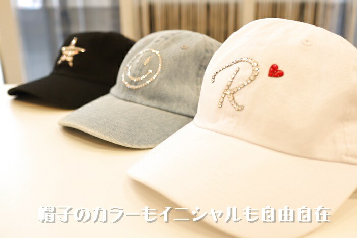 楽天市場 人気のイニシャル カジュアルキャップ 帽子デコ スワロフスキーでキラキラ 帽子カラーもスワロフスキーカラーも選べて自分だけのオリジナルに変身 男女問わず使えるアイテム プレゼントにもオススメ 嬉しい送料無料 デコショップ ｎ プラスエヌ