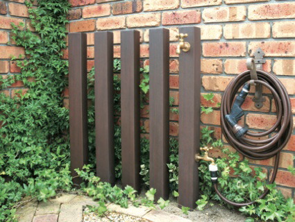 立水栓 エクステリア ガーデンファニチャー 水道 ディーズガーデン 外水栓 エクステリア通販プルーマガーデンディーズガーデンの立水洗 手洗い場 送料無料 外 ウォータースタンド 蛇口２コ付 外水栓花 ガーデン Diy おしゃれ おしゃれ 洋風のお庭にぴったり シンプル