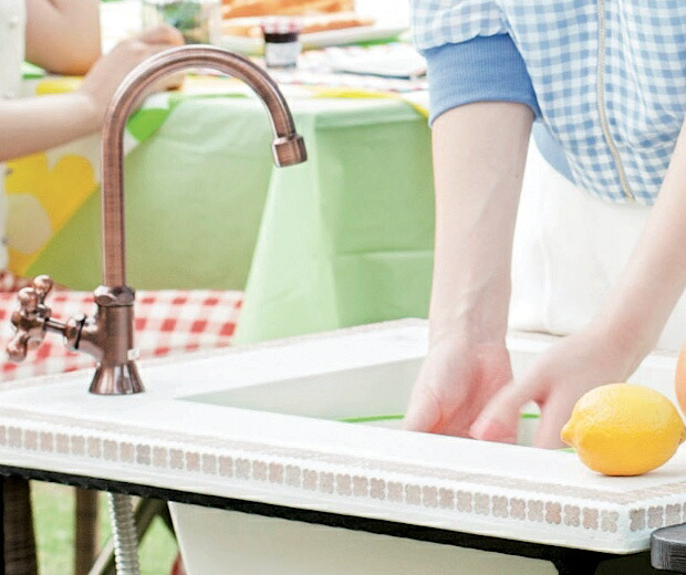 バーベキューの洗い場に簡易流し台 家庭菜園やアウトドアキッチン ガーデンシンク おしゃれ おしゃれ ロココ アンティーク調の屋外用シンク 送料無料 ガーデンシンク クローバー エクステリア通販プルーマガーデン ガーデンシンク ガーデン向けのおしゃれな外流し