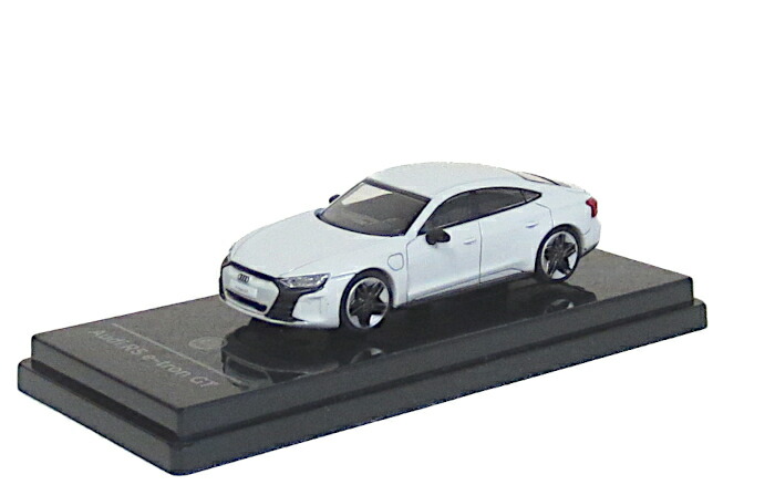 王一博　竹葉青応援ミニカー　1:24 アウディ正規品 王一博 竹葉青応援ミニカー 1:24 アウディ正規品 - メルカリ