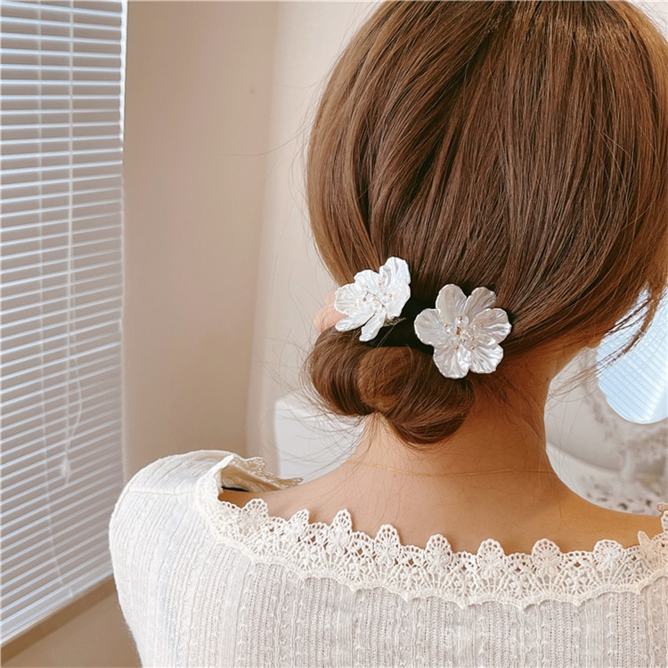 SALE／60%OFF】 送料無料 シニヨンワイヤー ヘアワイヤー おだんごメーカー シニヨンメーカー ヘアアクセサリー レディース お団子 くるくる  ビーズ フラワー お花 シェル風 上品 高級感 高見え スウェード調 簡単 アップスタイル ヘアアレンジ 髪飾り くるりんぱ ま www ...