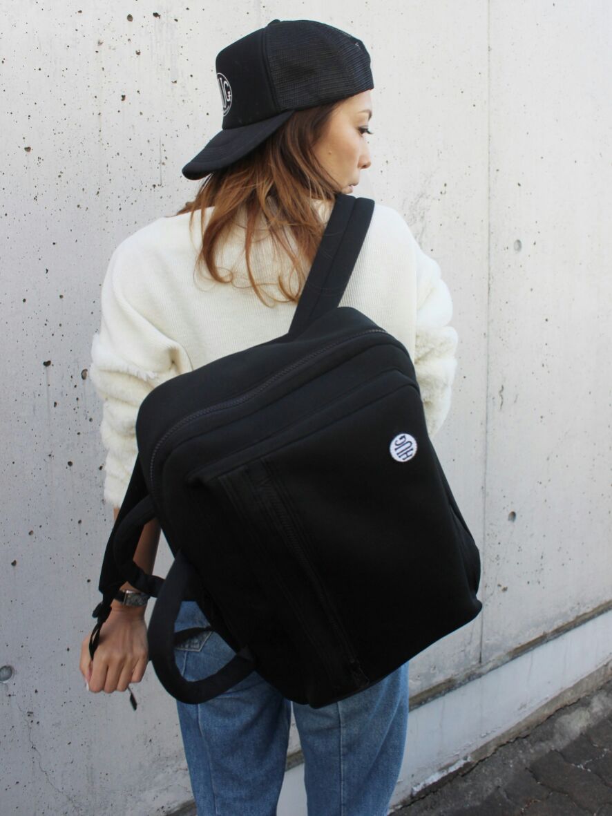 楽天市場 ウェット素材で作った２wayバッグ レディースウェットスーツブランドhugとのコラボバッグ ウェットスーツバッグ ウェットバッグ Hugウェットスーツ Wetsuits Factory