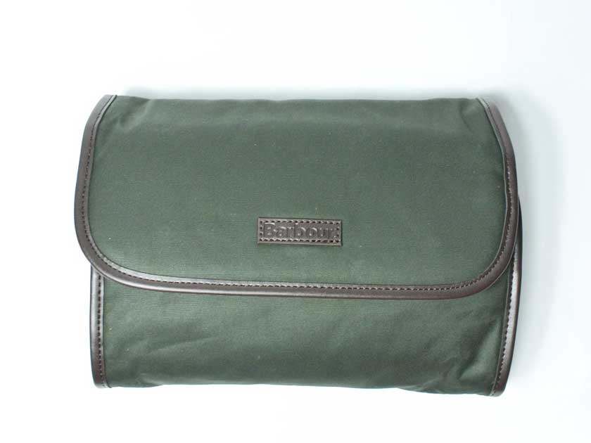 【BARBOUR/バブアー】Waxed Hanging Washbag・ドライワックスド コットン・ハンギング ウォッシュバッグ・トラベルポーチ/オリーブ (新品・ミリタリー・旅行用ポーチ・キャンプにぴったり・収納に便利なソフトコンテナ・吊り下げ収納バッグ)|Poeta Laureado