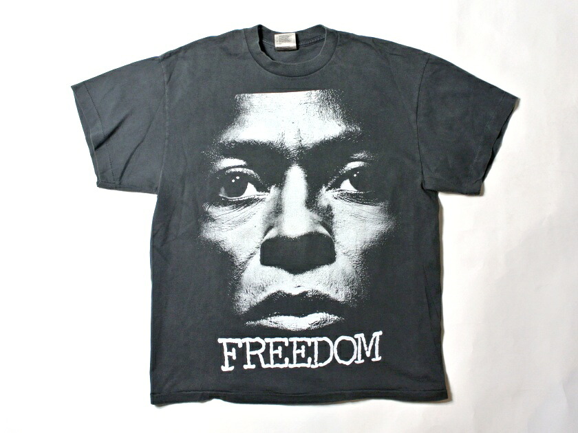 【Vintage Replica Tee】Miles Davis/マイルス デイビス・1986 TUTU・ビッグフェイス・90s アナーキック アジャストメント・Freedom・クルーネック半袖Tシャツ・コットン100%・ブラック　（ヴィンテージ・古着・レプリカ・ロックT・バンドT・ユーズド加工・ジャズT）｜Poeta Laureado 9,472円