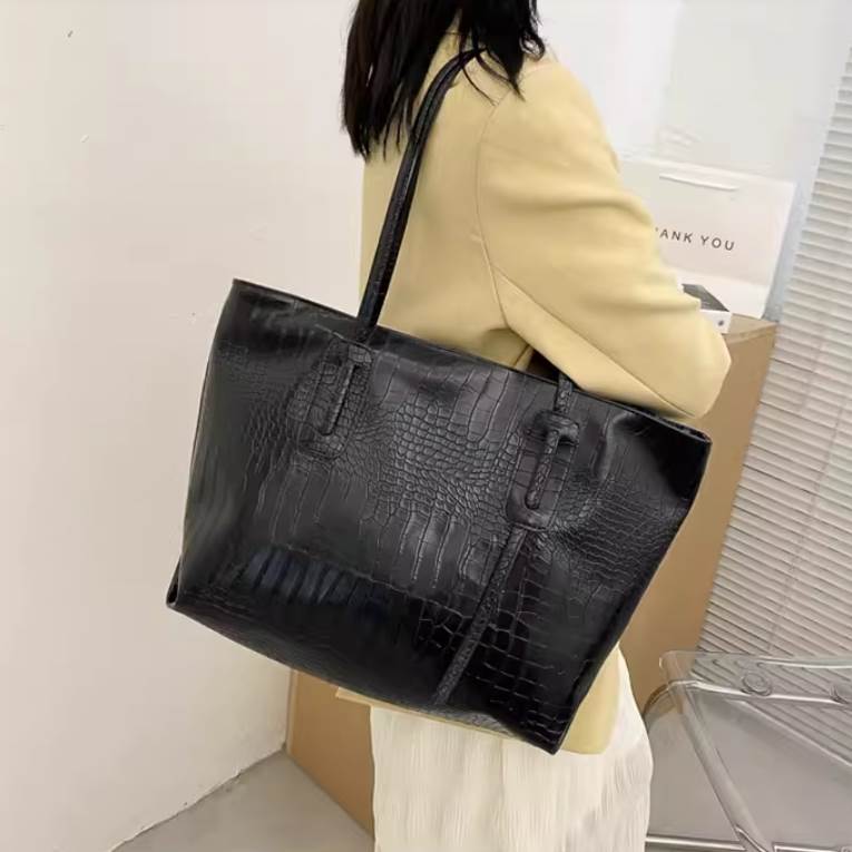 バッグ カバン トート シンプル モード レディース 大容量 便利 ショルダー モダン 多収納 お洒落 主役級 クール かっこいい 存在感 大人可愛い かわいい ラフ 四角 肩がけ カジュアル 上品 エレガント レトロ きれいめ こなれ感