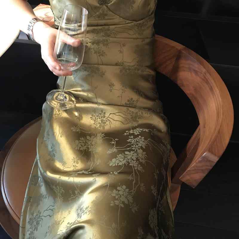 Vのど首 表着衣裳 ターコイズブルー 花柄 スピード競技 ご機嫌酉の方角 膝下丈 通い用 普段使い走り 好いたらしいめ 成年者 雅びやか 涼しげ 口さかしい 夏用 40代